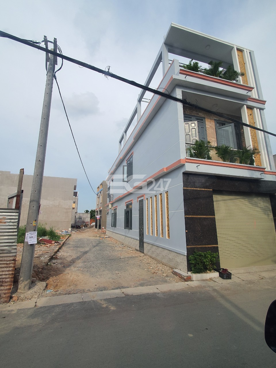 Tại thời điểm tháng 10/2020 bên cạnh đường rộng 5m đã rải đá thì trụ điện cũng đã được trồng và điện đã được đấu nối