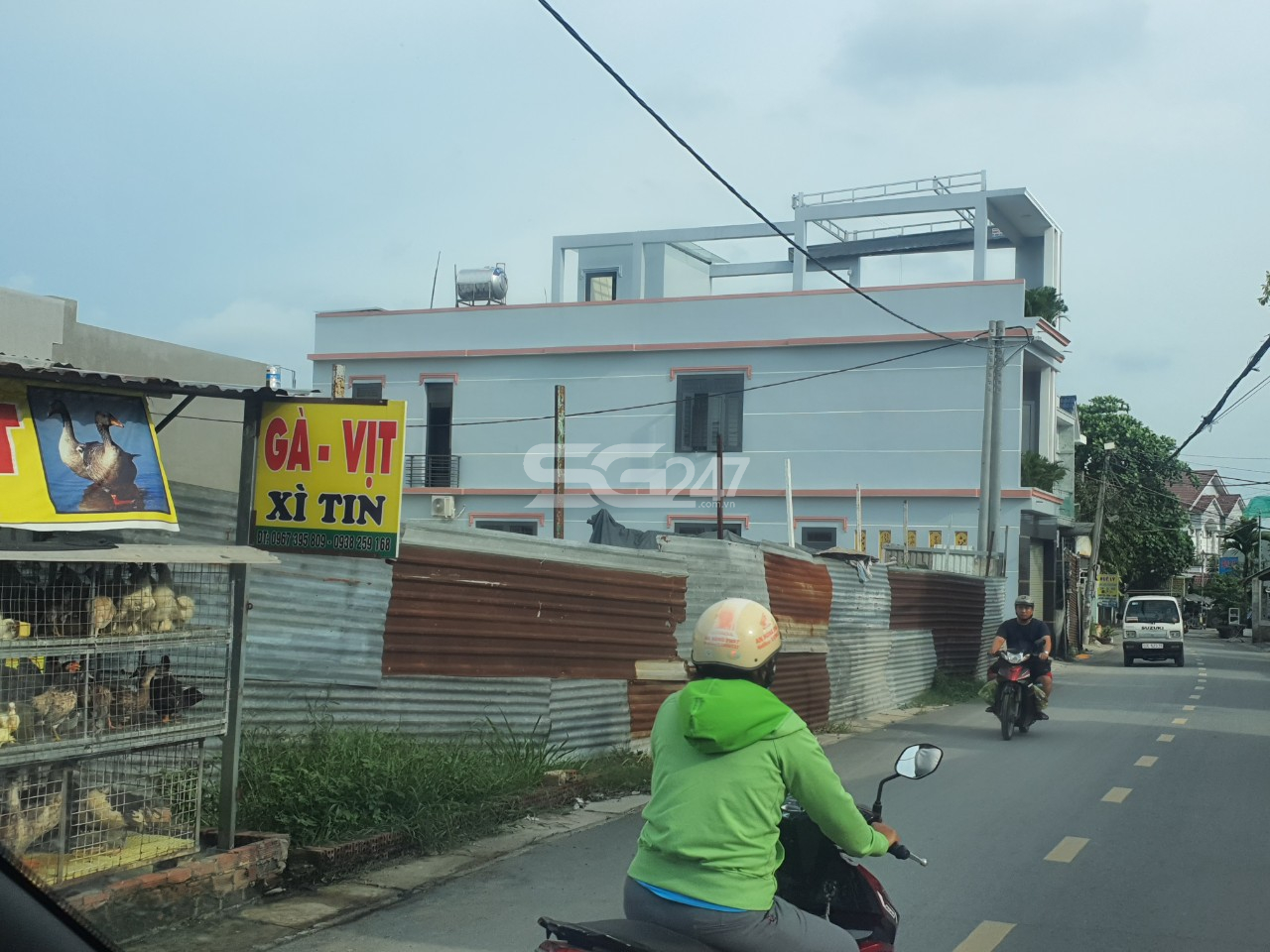 Một số căn nhà 2 lầu hoành tráng đã được đưa vào sử dụng (hình ảnh ghi nhận vào tháng 10/2020)