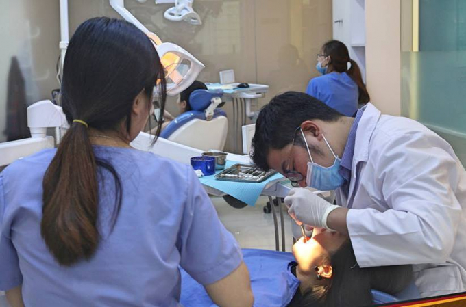 Cô gái bị rơi cả hàm răng sau khi bọc răng sứ thẩm mỹ