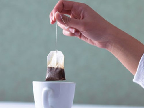 Đừng vứt những chiếc túi lọc trà, vì chúng rất có ích khi trị thâm mắt