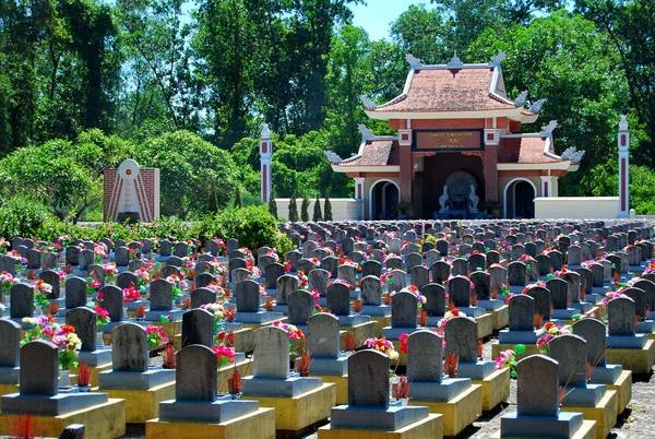 27-7-ve-tham-nghia-trang-liet-sy-truong-son-ivivu-6