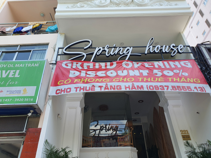 Theo số liệu của Tổng cục Thống kê: Tháng 2/2021, dù là thời điểm mùa lễ hội, nhưng vì Covid-19 nên khách nội địa giảm. Khách quốc tế đến Việt Nam trong tháng 2 giảm 99% so với cùng kỳ năm trước. Sở Du lịch TP.HCM cho biết, thị trường du lịch Tết năm nay rất ảm đạm so với các năm trước. Khu vực trung tâm TP.HCM từ trước đến nay phục vụ một lượng lớn là khách du lịch nước ngoài, mất khách, các dịch vụ đều lao đao.