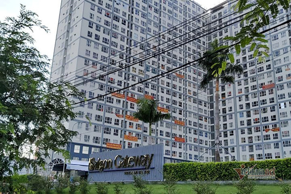 Dân chung cư Sài Gòn Gateway, P.Hiệp Phú, TP.Thủ Đức treo băng rôn phản đối chủ đầu tư Hiệp Phú Land chậm cấp sổ hồng và bàn giao phí bảo trì.