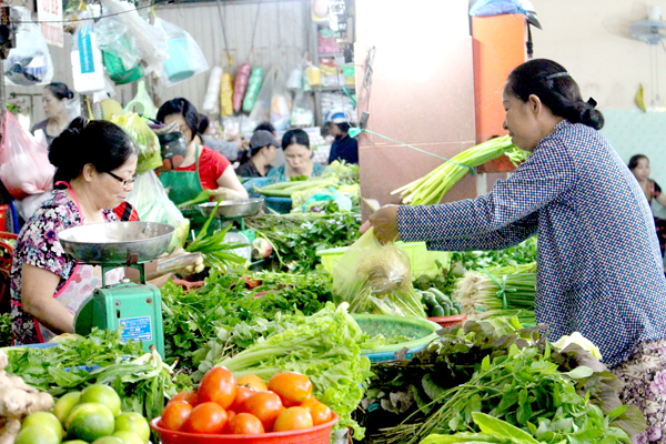 Khách mua rau xanh ở chợ Tân Hiệp (TP.Biên Hòa)