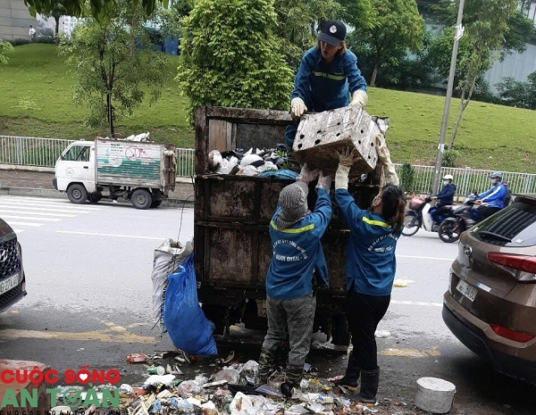 Công nhân Công ty CP Đầu tư và Phát triển công nghệ cao Minh Quân (nay là Công ty CP Tập đoàn Nam Hà Nội) làm việc trong môi trường nặng nhọc, độc hại.