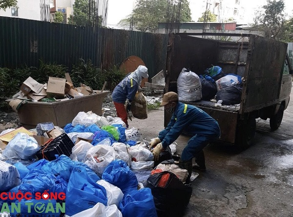 Công nhân vệ sinh môi trường thu gom rác - Ảnh chụp tháng 10/2020