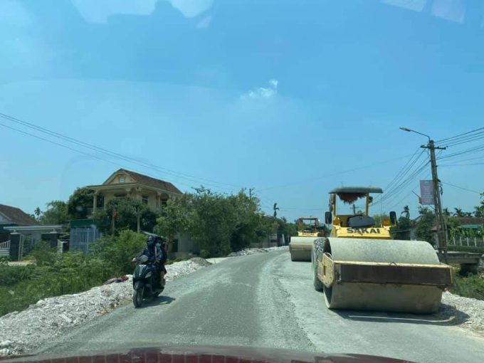 không có rào chắn, biển báo công trường đang thi công