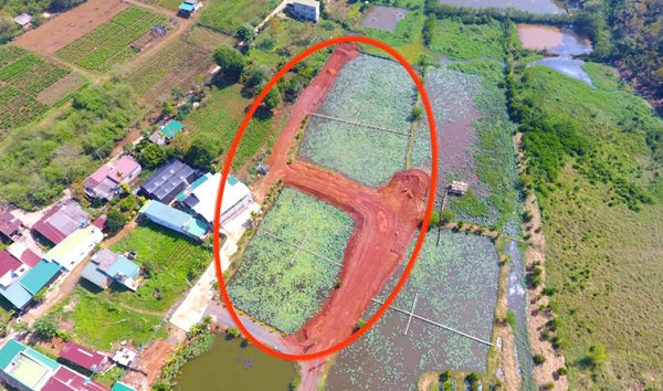 Khu vực mặt nước tại hồ Nam Phương 1 (giáp ranh xã Đam B’ri và Phương 2, TP Bảo Lộc) mà bà Loan đã và đang vô tư đổ đất san lập mặt nước nhìn từ trên cao