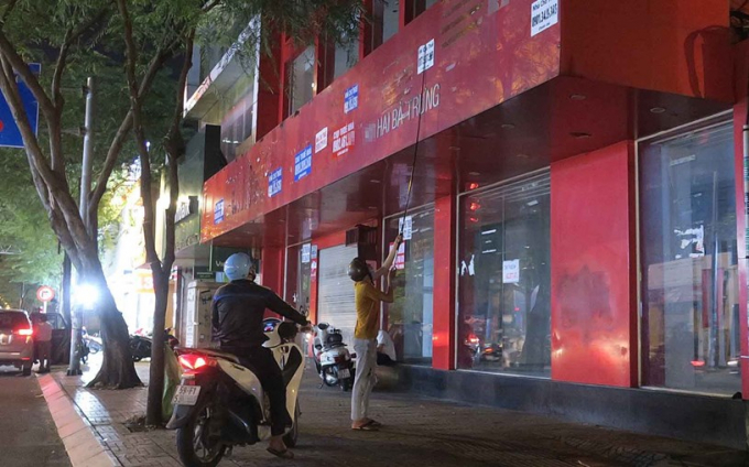 Dán số điện thoại liên hệ để sang, cho thuê lại hoặc bán tại các cửa hàng kinh doanh ế ẩm ở quận 1, TP.HCM - Ảnh: T.T.D.