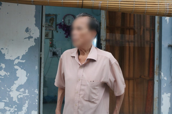 Nhiều người dân bị thu hồi đất, hằng ngày đứng trước căn phòng tạm cư, hướng mắt về mảnh đất của mình đang được xây dựng thành những căn biệt thự đẳng cấp với giá bán cả chục tỉ đồng/căn mà uất hận...