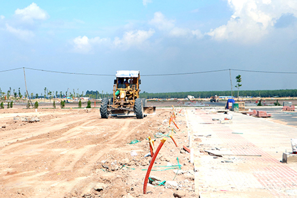 Hệ thống ống phục vụ luồn cáp điện đã được thi công đến từng lô đất tái định cư để cấp điện cho các hộ dân. Ảnh: P.TÙNG