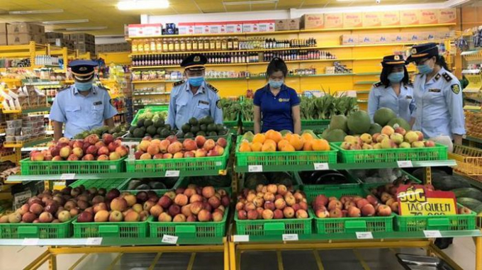 Lực lượng QLTT tỉnh An Giang kiểm tra một cửa hàng Bách Hóa Xanh: ẢNH: Cục QLTT tỉnh An Giang