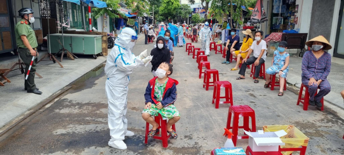 Nhân viên y tế lấy mẫu xét nghiệm Covid-19 trong cộng đồng ở Đà Nẵng