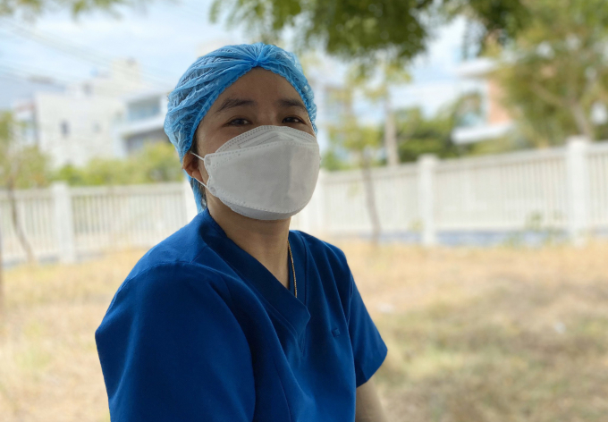 Nữ nhân viên y tế bị