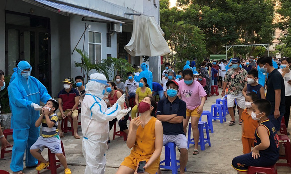 Nhân viên y tế Đà Nẵng lấy mẫu xét nghiệm cho người dân