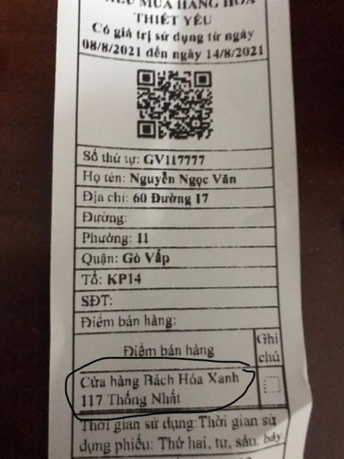 Phiếu mua hàng hóa thiết yếu phát cho người dân ghi rõ điểm mua là Bách hóa xanh.