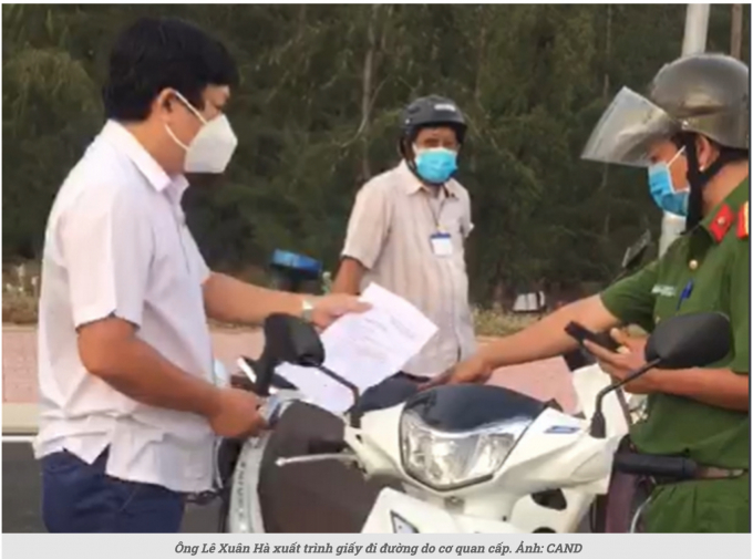 Ông Hà (bên trái) làm việc với đoàn kiểm tra (Ảnh cắt từ clip)