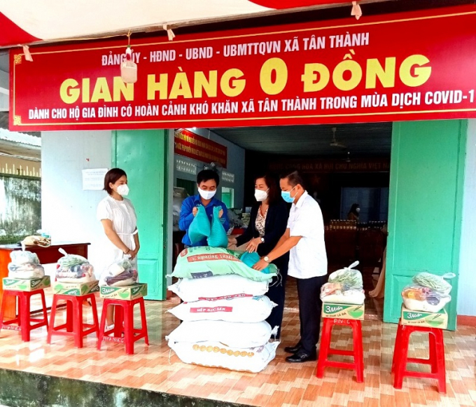 Chị Nguyễn Thị Ngọc Minh, Chi hội trưởng Chi hội Nữ doanh nhân TP Đồng Xoài (bìa trái) cùng Bí thư Tỉnh Đoàn Trần Quốc Duy (thứ 2, trái sang) trao nhu yếu phẩm cho “Gian hàng 0 đồng” ở xã Tân Thành (TP Đồng Xoài)