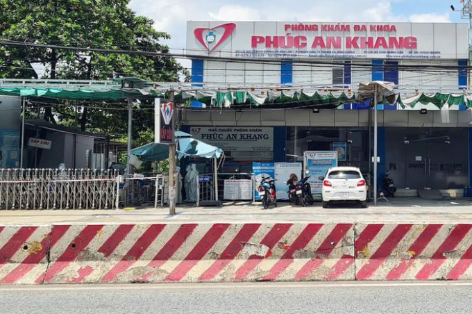 Người bảo vệ của phòng khám Phúc An Khang hướng dẫn cho người nhà đưa người bệnh đi khám tại một bệnh viện gần đó. Ảnh: LÊ ÁNH
