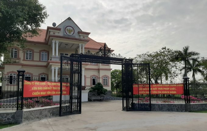 Nhiều băng rôn tố cáo Công ty Phi Long lừa đảo được treo trước trụ sở công ty này.