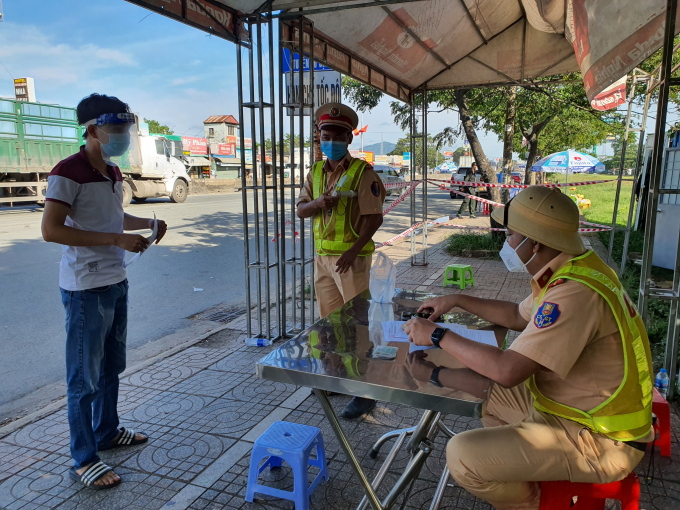CSGT Công an tỉnh Bà Rịa - Vũng Tàu kiểm tra một lái xe tại chốt kiểm soát trên quốc lộ 51 NGUYỄN LONG