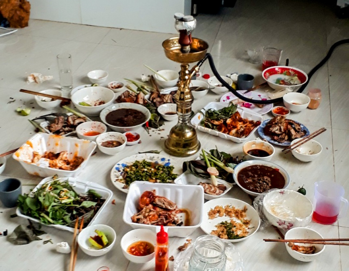 8 thanh niên tụ tập ăn nhậu, hút shishia. Ảnh: L. Ngân.