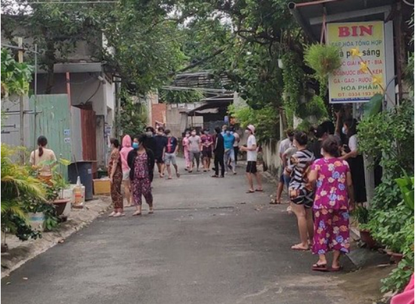 Người dân tại tổ 6 kéo đến nhà tổ trưởng tổ 6 để yêu cầu lấy lại tờ khai để xóa chữ ký trong danh sách đã ký trước đó.