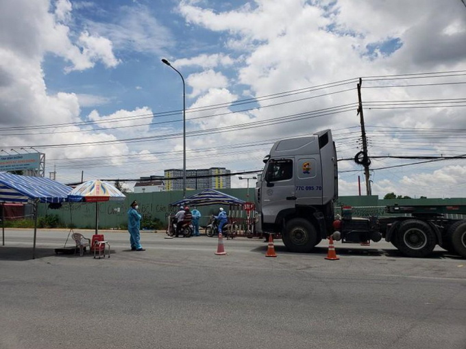 Chốt kiểm soát dịch COVID-19 QL 1k tại cửa ngõ TP.HCM. Ảnh: TS