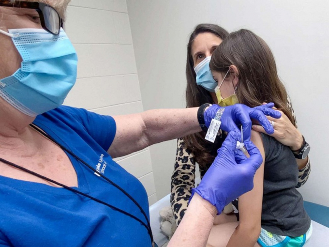 Hiện vaccine Covid-19 mới chỉ được phép sử dụng cho trẻ em từ 12 tuổi trở lên. Ảnh: Reuters.