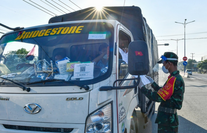 Xe chở hàng hóa là một trong những đối tượng được ưu tiên lưu thông giữa TP.HCM và 5 tỉnh lân cận. Ảnh: Phạm Ngôn.