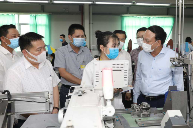 Bí thư Tỉnh uỷ Quảng Ninh Nguyễn Xuân Ký trò chuyện cùng công nhân Dự án may mặc của Công ty Weitai, ngày 28/8/2021.