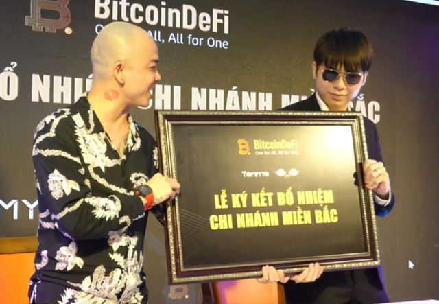 Phạm Tuấn (phải) là người tự giới thiệu mình là em trai Khá Bảnh, quảng bá cho dự án đa cấp tài chính đầy rủi ro (Ảnh: Vietnamnet)