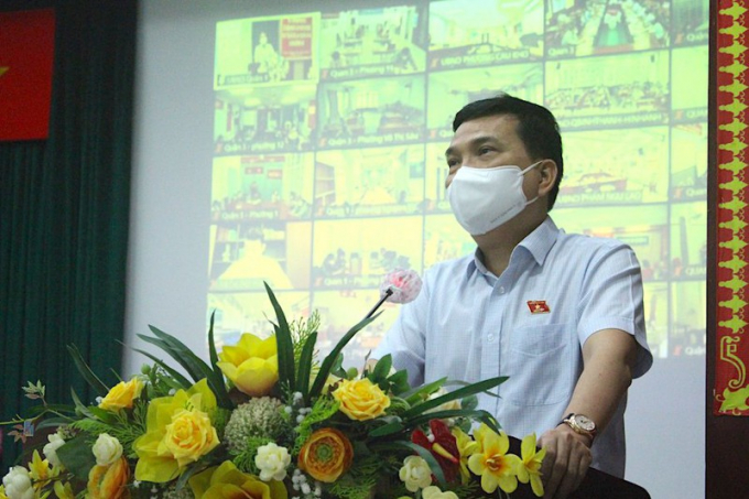 ĐBQH Nguyễn Sỹ Quang trả lời cử tri quận 1, 3, Bình Thạnh, sáng 7-10. Ảnh: LÊ THOA