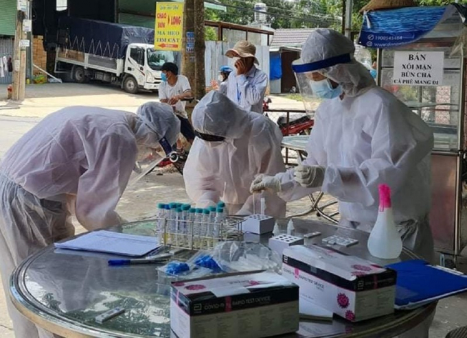 Nhân viên Y tế lấy mẫu test nhanh cho người dân trên địa bàn tỉnh Đồng Nai. Ảnh: VŨ HỘI