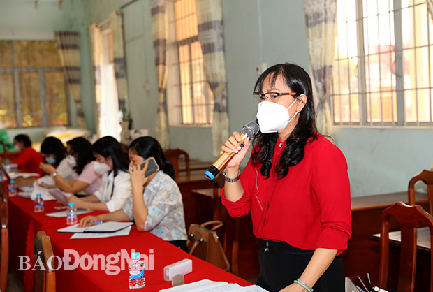 Phó chủ tịch UBND huyện Trảng Bom Lương Thị Lan báo cáo tại buổi làm việc. Ảnh:Huy Anh