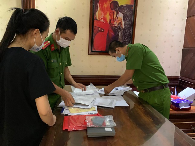 Công an thực hiện thủ tục khám xét phục vụ công tác điều tra