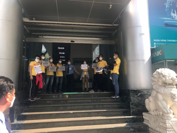 Khách hàng mua căn hộ dự án Kingsway Tower kéo đến Ngân hàng ABBANK tố cáo ngân hàng không thực hiện hết trách nhiệm