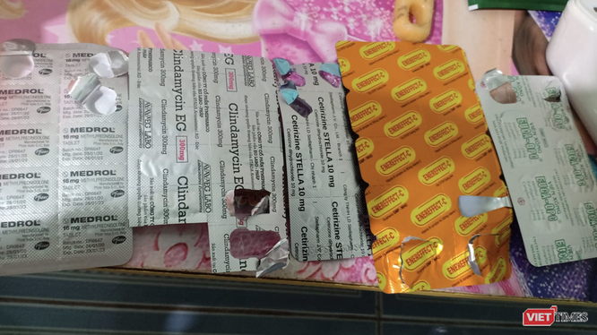 Thuốc kháng sinh (Clindamycin), kháng viêm (Medrol) xuất hiện trong đơn thuốc điều trị F0 được người dân chia sẻ trên Facebook cho nhau (Ảnh - MT)