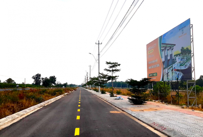 Dự án khai thác quỹ đất phát triển kết cấu hạ tầng khu vực phía Tây Quốc lộ 14 được cấp huyện lập từ năm 2017 vắng người qua lại. (Ảnh: Tiền Phong).