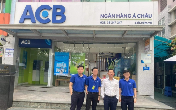 Ông Cường (áo trắng) tại Phòng giao dịch Nguyễn Hữu Thọ. (Ảnh: Ông T. cung cấp)