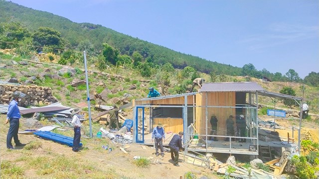 Công trình tạm của người dân xóm núi Voi bị lực lượng chức năng phá dỡ.