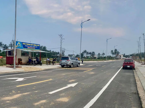 Các điểm giao dịch bất động sản mọc lên khắp nơi ở TP Quảng Ngãi, tỉnh Quảng Ngãi. Ở những nơi này, đất ven biển xuất hiện dày đặc trên bảng thông tin mua bán .Ảnh: TỬ TRỰC