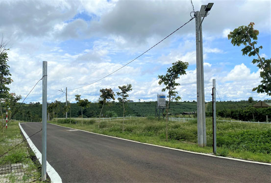 Những con đường nhựa mở ra với chiêu trò hiến đất làm đường ở tỉnh Lâm Đồng, giờ đang im ỉm, đất hai bên đường hoang hóa, cỏ mọc um tùm .Ảnh: ĐÌNH THI