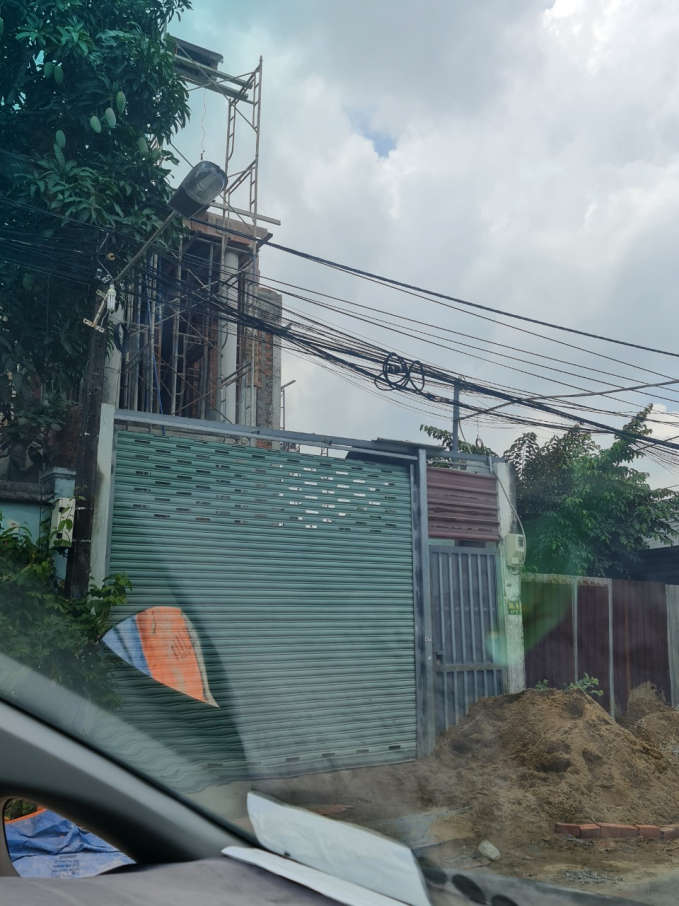 hiện trang trên đất tại 3 thửa này đang có những công trình kiên cố bề thế, phía ngoài được quây kín bằng rào tôn, vật liệu xây dựng vẫn được tập kết về đây.