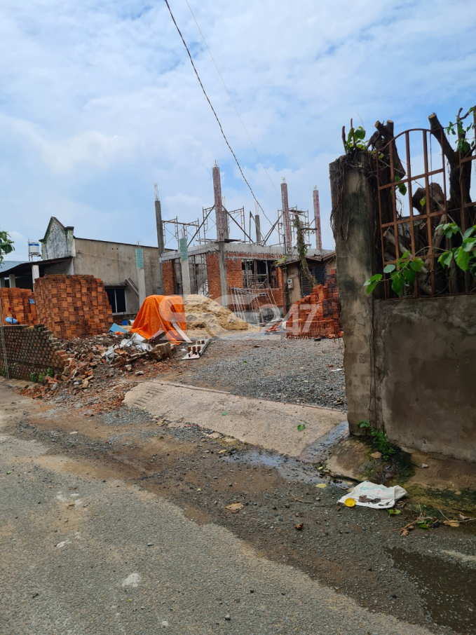 Mặc dù nằm trong quy hoạch đất quốc phòng nhưng trên thửa đất rộng lớn này đã được phủ kín bởi các công trình xây dựng, trong đó có cả công trình hiện nay đang trong quá trình xây dựng phần thô của tầng trệt và tiếp tục đổ trụ để tiến hành xây dựng lầu 2.