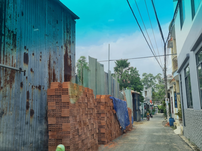 Tờ 112 thửa 225 diện tích 133,2m2 trong đó 100,6m2 đất đã quy hoạch đất giao thông chỉ còn hơn 30m2 là đã quy hoạch đất ở đô thị, tuy nhiên chủ đất đã xây dựng 1 công trình kiên cố sẽ tiếp tục chồng thêm tầng nữa trong nay mai.