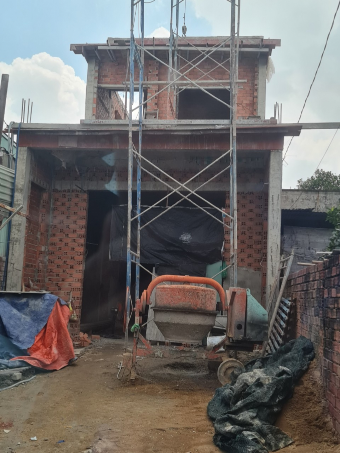Cũng tại tờ 87 thửa 129 diện tích 158m2 chủ sử dụng đất cũng đang xây dựng và hoàn thiện công trình