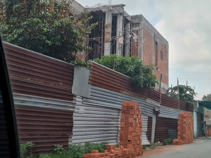 Tờ 94 thửa 30 diện tích 131,3m2 có một phần đất quy hoạch đất giao thông, và tờ 94 thửa 33 diệnt ích 3.749,5m2 đất đã quy hoạch đất giao thông, đất vui chơi giải trí công cộng, thửa 29 diện tích 123,7m2 đất ở tại đô thị. Tuy nhiên hiện trang trên đất tại 3 tửa này đang có những công trình kiên cố bề thế, phía ngoài được quây kín bằng rào tôn, vật liệu xây dựng vẫn được tập kết về đây.