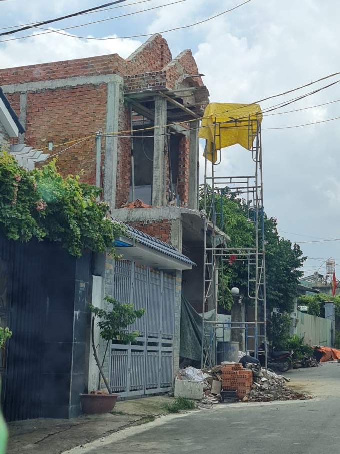 Tờ 112 thửa 91 diện tích 241,2m2, tờ 112 thửa 90 diện tích 466,8m2 cũng đang được chủ sử dụng đất xây dựng công trình kiên cố theo lối 1 trệt 1 lầu và đang trong quá trình hoàn thiện