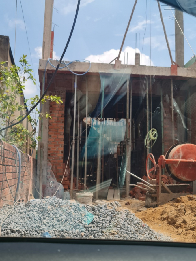 Tờ 113 thửa 67 diện tích 228,4m2 trên đất đang được gấp rút xây dựng công trình đã xong tầng trệt và tiếp tục lên lầu